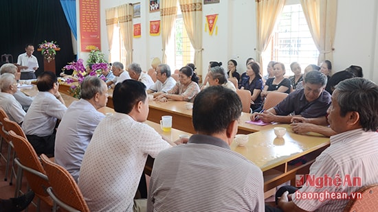 Cán bộ phường Hà Huy Tập (thành phố Vinh) dự sinh hoạt chi bộ khối 15.