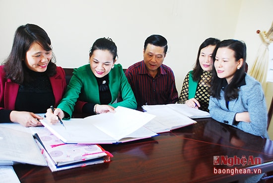 Hội đồng tiếp dân phường Hà Huy Tập nghiên cứu, trao đổi giải quyết đơn thư.