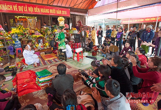 Nghi lễ hầu đồng ở đền Ông Hoàng Mười.