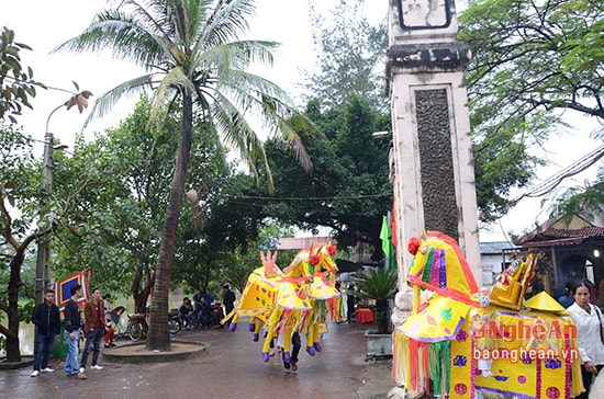 Nhiều người đến thực hành tín ngưỡng tại đền mang theo quá nhiều vàng mã, hương đèn.