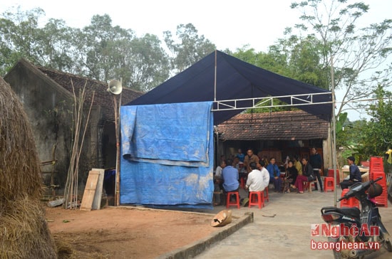 Xóm làng đến chia buồn cùng với gia đình bà Phạm Thì Hồng.