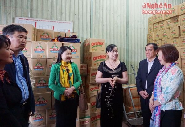 Lãnh đạo Bộ Công Thương kiểm tra công tác chuẩn bị hàng hóa phục vụ thị trường Tết ở cơ sở.