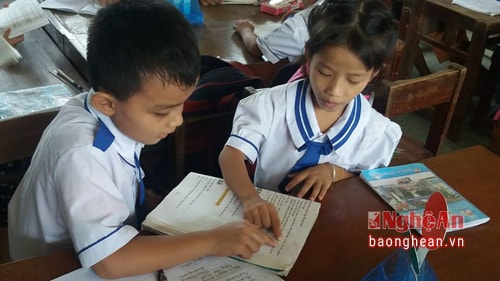 Giờ học nhóm theo phương pháp dạy học mới ở lớp 2a trường tiểu học Long Thành- Yên Thành.