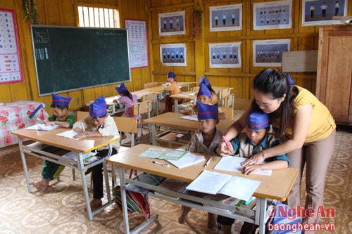 Cô và trò Trường Tiểu học Huồi Nhao xã Càn, Kỳ Sơn. 