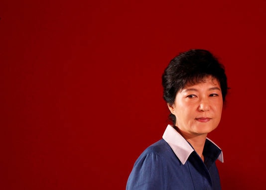 Bà Park Geun-hye tạm thời bị đình chỉ chức  Tổng thống trong lúc chờ quyết định chính thức  của Tòa án hiến pháp. Ảnh: Reuters