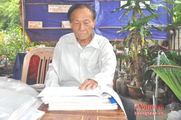 Thầy giáo Thái Bá Am và tập giáo trình “Tiếng Anh không biết mệt”.