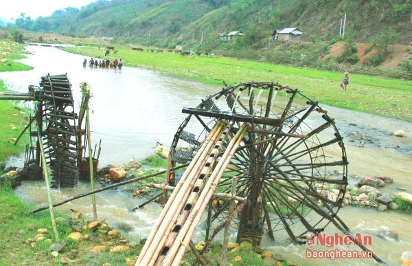 Dòng Chà Hạ đã bình yên trở lại sau “cơn sốt” đãi vàng.Ảnh: Hồ Phương