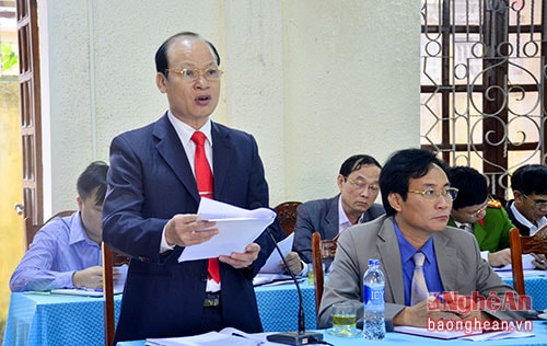 Bí thư Huyện ủy Hưng Nguyên Hoàng Văn Phi trình bày báo cáo kết quả thực hiện nhiệm vụ năm 2016 và định hướng năm 2017.
