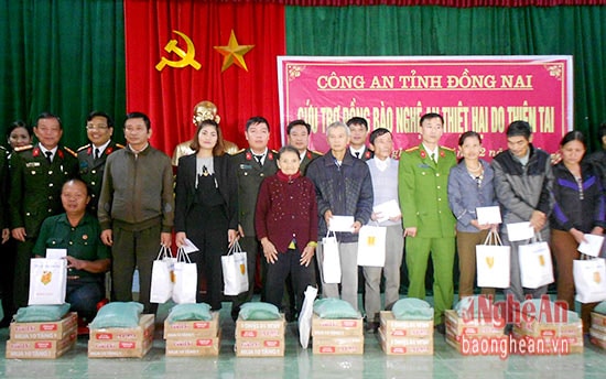 Đại diện Công an tỉnh Đồng Nai trao quà cho các hộ dân vùng lũ Nghi Lộc.