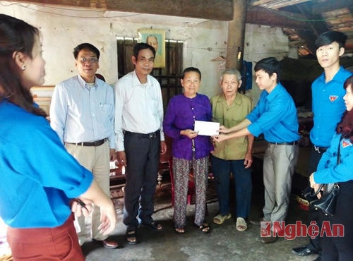 Thanh niên TP Vinh hỏi thăm gia đình có hoàn cảnh khó khăn trên địa bàn (ảnh tư liệu)
