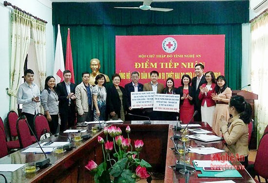 Kiều bào Việt trao tặng 376 triệu đồng cho người dân vùng lũ Nghệ An.