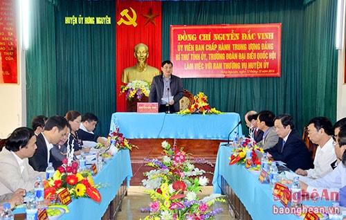 Bí thư Tỉnh ủy Nguyễn Đắc Vinh chủ trì cuộc làm việc. 