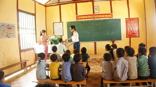 Ngôi trường đã được xây dựng lại kiên cố. Diệu Ngọc trao sách vở và quà cho các em nhỏ