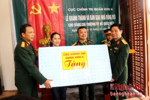 Thừa ủy quyền của thủ trưởng Cục Chính trị Quân khu, Đại tá Phan Thanh Hải, Tổng Biên tập Báo Quân khu 4 và Thượng tá Hồ Sĩ Mạnh, Phó trưởng phòng Dân vận tặng quà cho gia đình Thượng úy QNCN Hồ Quốc Việt.