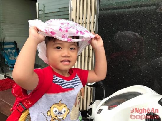 Cậu bé Gia Huy trong clip Em bé khóc khi nghe giọng Nghệ làm nóng cộng đồng mạng thời gian qua.
