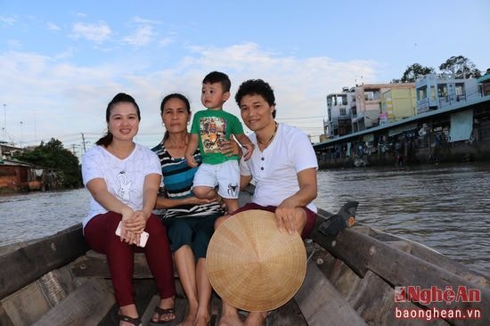 Gia đình ca sỹ Tuấn Vỹ, bé Gia Huy trong một chuyến du lịch tại Đồng Tháp.
