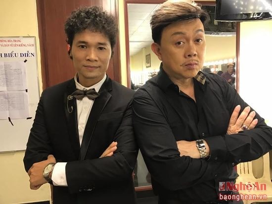 Ca sỹ Tuấn Vỹ (chụp cùng nghệ sỹ Chí Tài) hoạt động trong ngành giải trí của TP Hồ Chí Minh. 
