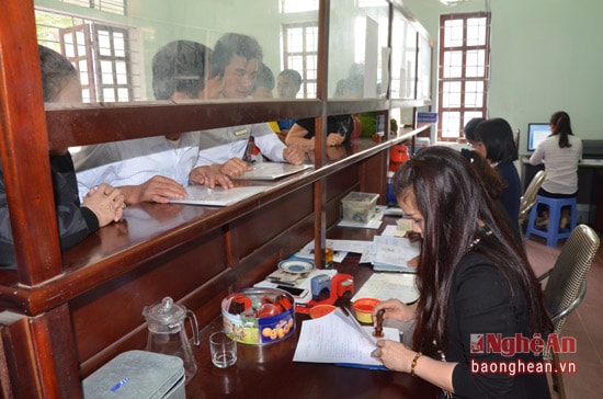 Cán bộ phường Hưng Bình gảii quyết thủ tục  hành chính cho người dân.