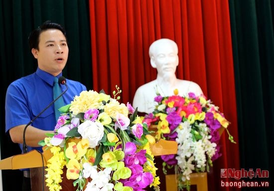 Đồng chí Nguyễn Bá Thắng - Phó Bí thư Thành đoàn báo cáo tổng kết hoạt động Đoàn, Hội của thanh niên TP Vinh năm 2016.