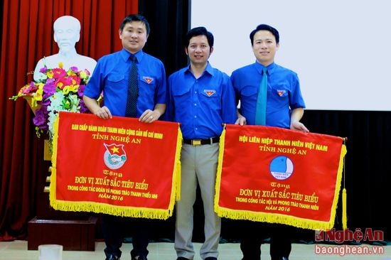 Thành đoàn Vinh vui mừng nhận bằng khen.