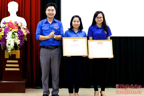 Trao tặng bằng khen của Hội LHTN Việt Nam cho cá nhân xuất sắc trong hoạt động.