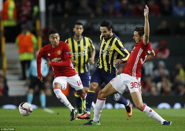 MU (áo đỏ) phải mất sức rất nhiều vì Europa League.  Ảnh: Internet.