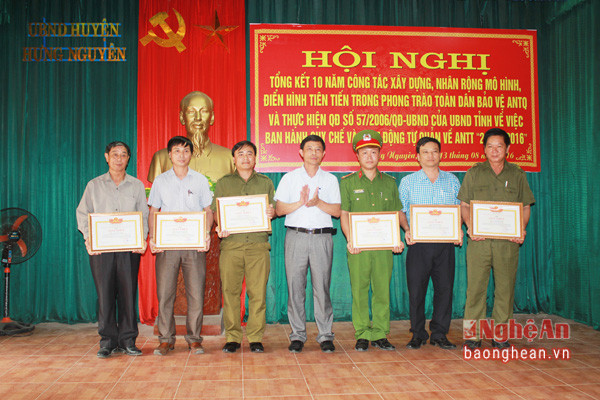 Công an huyện Hưng Nguyên trao giấy khen cho các cá nhân có thành tích xuất sắc trong công tác tái hóa nhập cộng đồng.