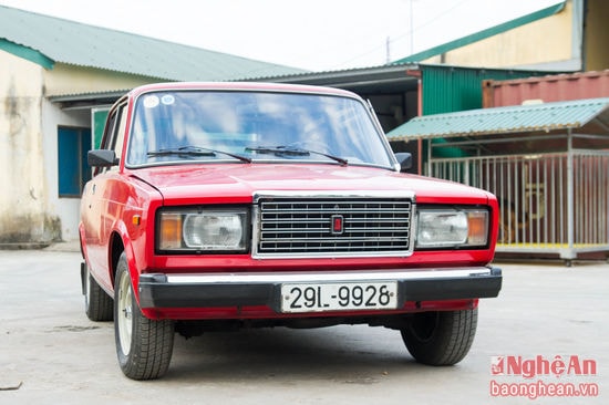 Lada là mẫu sedan cỡ nhỏ bắt đầu được sản xuất năm1966 tại Liên xô. Lada có 7 phiên bản được đánh số từ 2101dến 2107 dựa trên kích thước động cơ/tiêu chuẩn nội thất. Trong số đó nối tiếng nhất là phiên bản 2107 ra đời vào năm 1982, lấy cảm hứng từ việc thiết kế lại mẫu 2101.