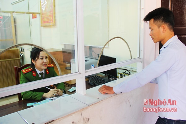 Người dân làm CMND tại Bộ phận một cửa Công an tỉnh.
