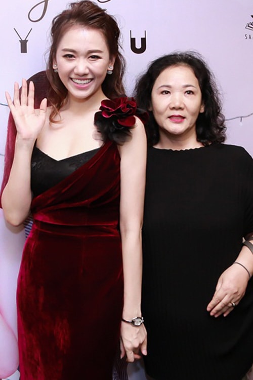 Mẹ của Hari Won có mặt ủng hộ con gái.