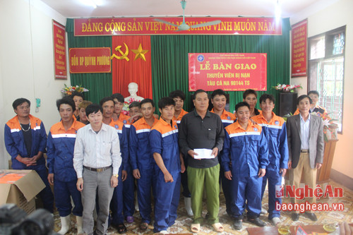 Lãnh đạo thị xã Hoàng Mai và phường Quỳnh Phương trao quà hỗ trợ ngư dân