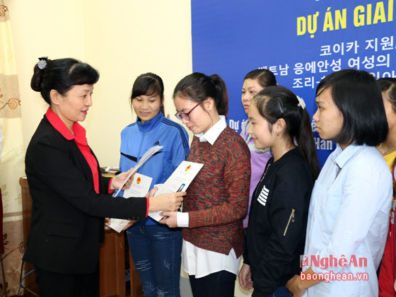 Đồng chí Lê Thị Tám trao bằng tốt nghiệp cho các học viên