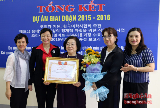 Đồng chí Lê Thị Tám trao tặng Bằng khen của Hội cho đại diện các cơ quan đến từ Hàn Quốc