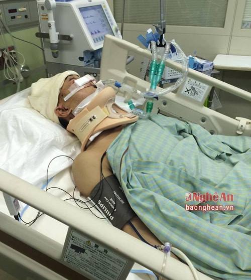 Anh Phùng Bá Linh đang được các bác sĩ tích cực chữa trị.