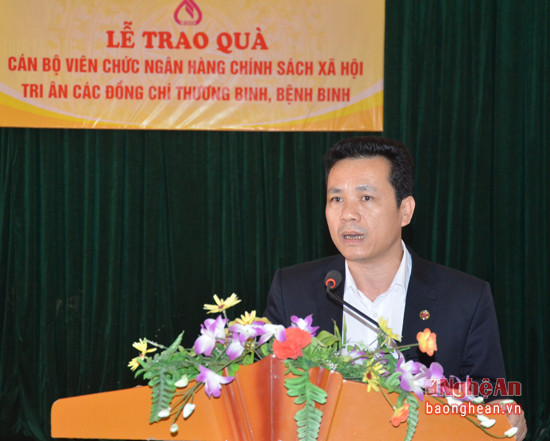 Đồng chí Hoàng Minh Tế- Phó Tổng Giám đốc Ngân hàng Chính sách xã hội Việt Nam thăm hỏi ân cần, động viên