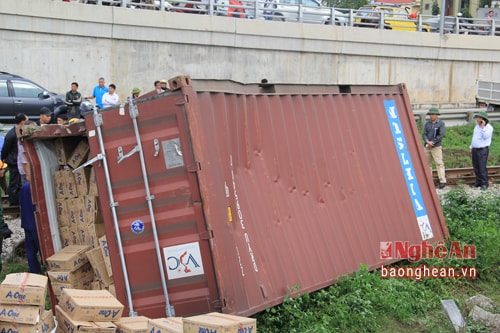 Container bị húc văng xuống lề đường.