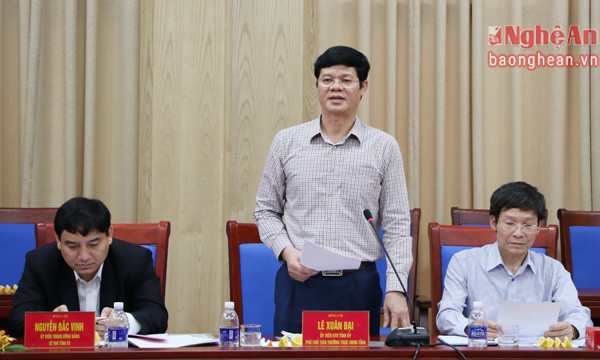 Đồng chí Lê Xuân Đại, Phó Chủ tịch UBND tỉnh trao đổi về hoạt động của Ban đại diện HĐQT Ngân hàng CSXH Nghệ An và những điểm nổi bật trong hoạt động tín dụng chính sách trên địa bàn trong những năm qua.