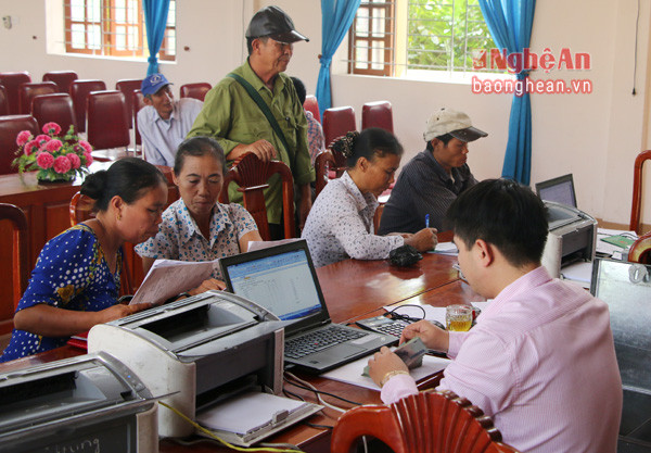 Ngân hàng CSXH huyện Quỳnh Lưu giải ngân vốn tại xã Quỳnh Hoa.