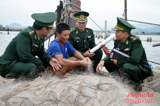 Bộ đội biên phòng tỉnh tuyên truyền chích sách pháp luật cho ngư dân vùng biển