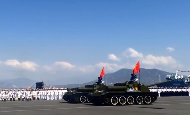 Pháo tự hành Su-100 trang bị pháo nòng xoắn uy lực D-10S 100mm có khả năng xuyên thủng giáp dày 180mm để thẳng góc với mặt đất ở cự ly 2km, xuyên thủng vỏ giáp nghiêng 85mm của xe tăng Panther (Đức) ở cách 1,5km.