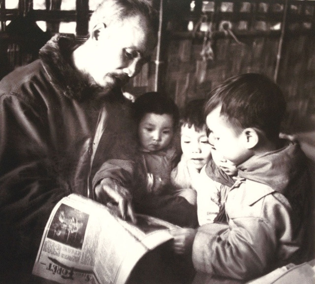 Bác Hồ đọc báo cho các cháu nghe tại trại nhi đồng ở Việt Bắc.