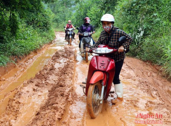 Giáo viên Trường Tiểu học Châu Bình (Quỳ Châu) vượt khó đến trường.