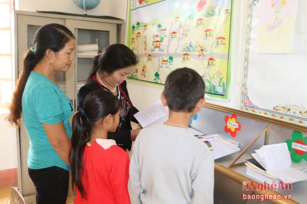 Giáo viên Trường Tiểu học Châu Bình (Quỳ Châu) quan tâm, giúp đỡ học sinh yếu kém.