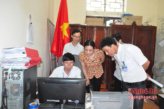 Đồng chí Cao Thị Hiền tìm hiểu việc ứng dụng công nghệ thông tin vào quản lý,  điều hành tại huyện Nghĩa Đàn.