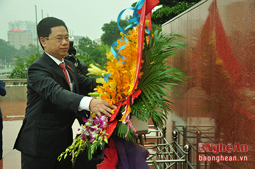 Đồng chí Nguyễn Xuân Sơn - Phó Bí thư Thường trực Tỉnh ủy, Chủ tịch HĐND tỉnh dâng hoa tại Quảng trường Hồ Chí Minh.