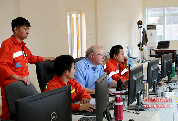 Các chuyên gia nước ngoài cùng cán bộ, công nhân Nhà máy xi măng Sông Lam kiểm soát sản xuất Clinker tại trung tâm điều hành.