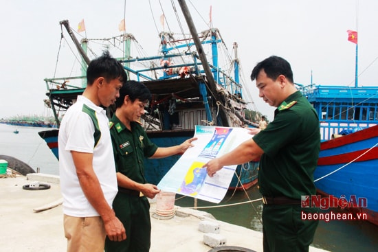 Bộ đội biên phòng đồn Quỳnh Thuận tuyên truyền về pháp luật biển cho ngư dân