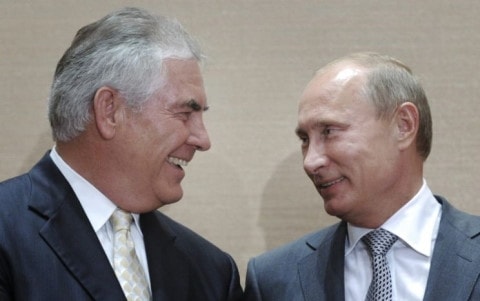 Ông Tillerson (phải) và Tổng thống Nga Putin có quan hệ rất mật thiết. Ảnh: AP