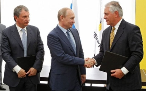  Từ trái sang: Chủ tịch Rosneft Sechin cùng Tổng thống Nga Putin tiếp ông Tillerson hồi năm 2012. Ảnh: AP