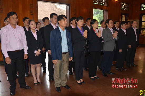 Đoàn Đại biểu Ngân hàng Chính sách xã hội Việt Nam tưởng niệm Chủ tịch Hồ Chí Minh.